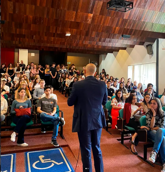 Felipe Américo Moraes em aula na PUC/PR sobre lavagem de dinheiro com criptoativos, em 2023